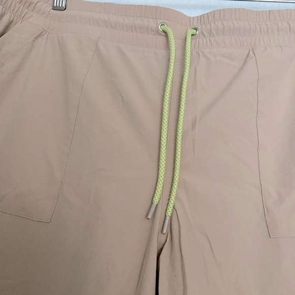 GAP FIT HIKING CAPRI ATHLETIC PANTS NUDE WITH NEON ACCENTS SIZE XL - Picture 2 of 6